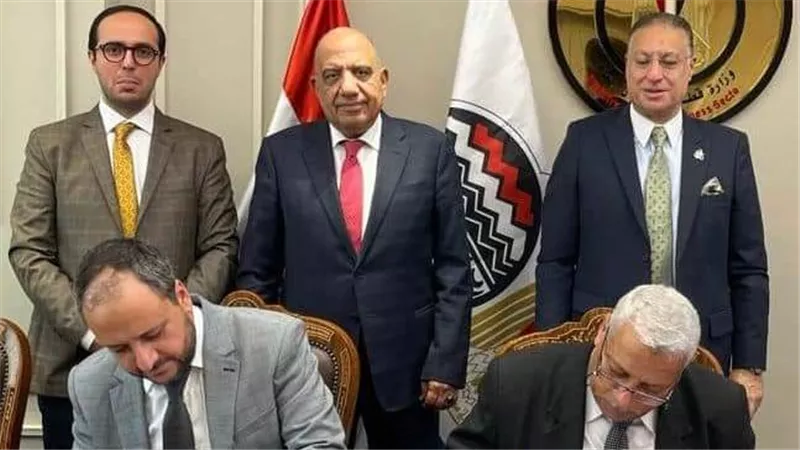 وزير قطاع الأعمال العام يشهد توقيع الاتفاق مع 