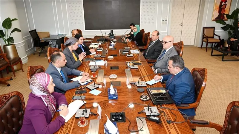 وزيرا الإسكان والبيئة يناقشان مقترحات إدارة وتشغيل مشروع تطوير موقع التجلى الأعظم 
