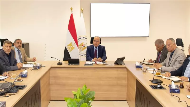 سويلم يتابع النتائج الأولية للدراسة البحثية لتطوير منظومة صيانة المجارى المائية 