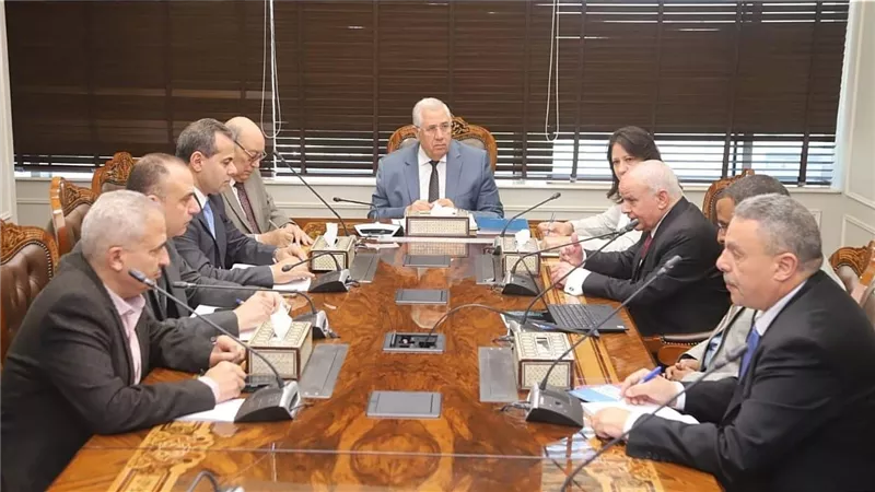 وزير الزراعة يبحث كيفية الاستفادة من البحث العلمى فى مكافحة الآفات الزراعية 