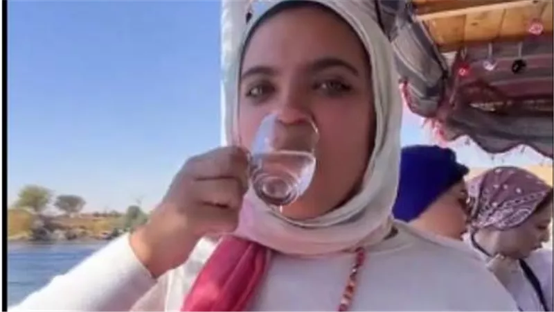 فتاة تشرب من مياه النيل مباشرة.. وتعليق صادم من ساويرس