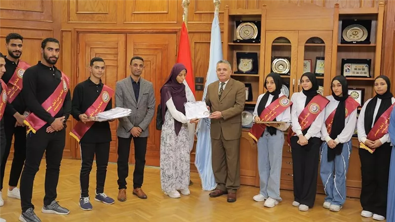 رئيس جامعة السويس يكرم الفائزين بالمسابقات الرمضانية