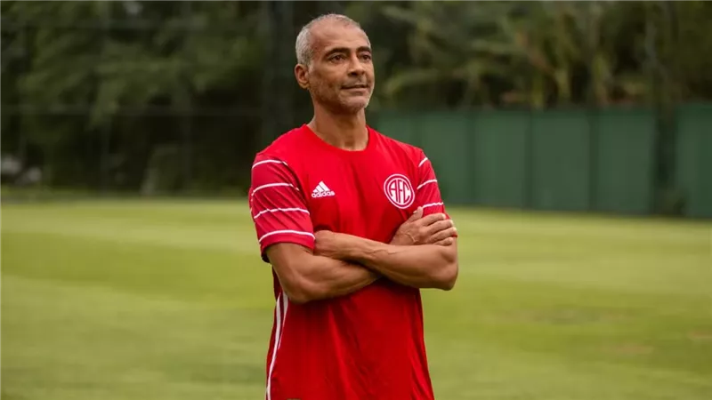 لاعب ورئيس.. روماريو يعود إلى الملاعب بعمر 58 عاماً لمزاملة نجله
