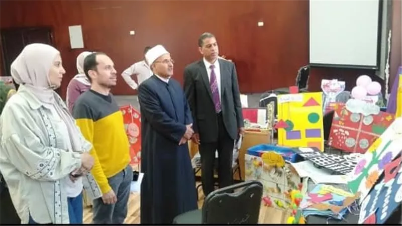 رئيس الأزهرية بالسويس يتفقد معرض الوسائل التعليمية لرياض الأطفال