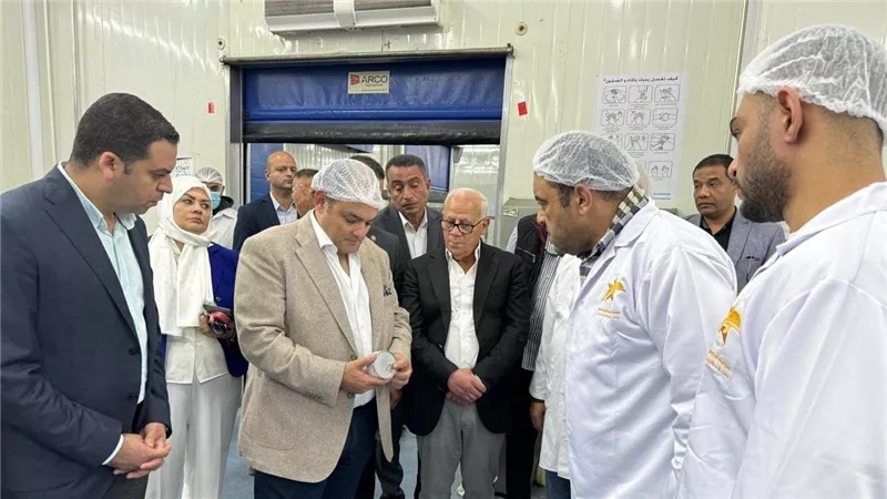 وزير التجارة والصناعة ومحافظ بورسعيد يتفقدان مصنع بورسعيد ستار لإنتاج الأسماك المدخنة