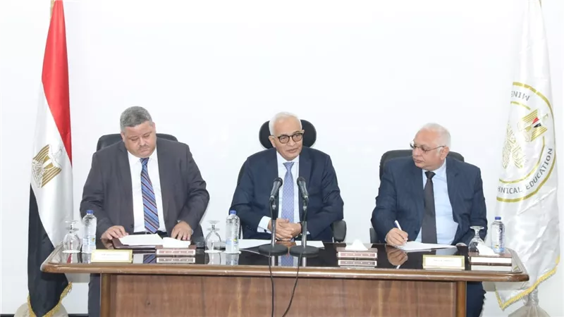 وزير التربية والتعليم يعقد اجتماعًا مع رؤساء لجان النظام والمراقبة استعدادًا لامتحانات الدبلومات الفنية