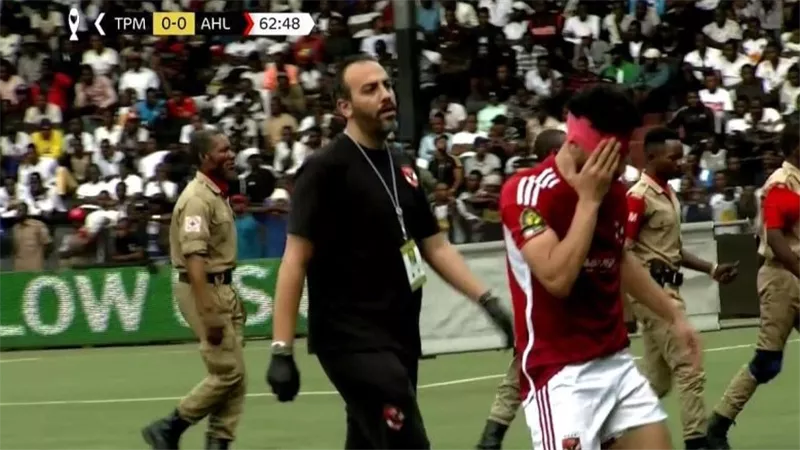 طبيب الأهلي يعلن تفاصيل إصابة كوكا وأكرم توفيق فى مباراة مازيمبي