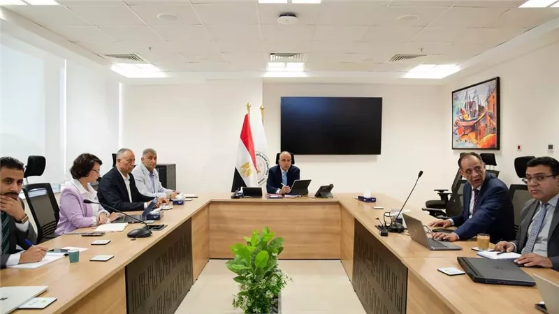 وزير الري يتابع موقف الدراسة البحثية بشأن تبطين الترع بإستخدام مواد صديقة للبيئة