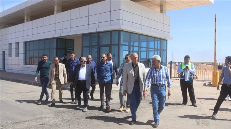 ‫ وزير الإسكان يتابع أعمال الطرق بالمنطقة الصناعية بالعاشر من رمضان