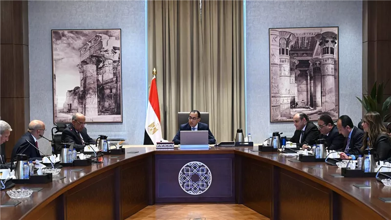 رئيس الوزراء يبحث مع مسئولي شركة 