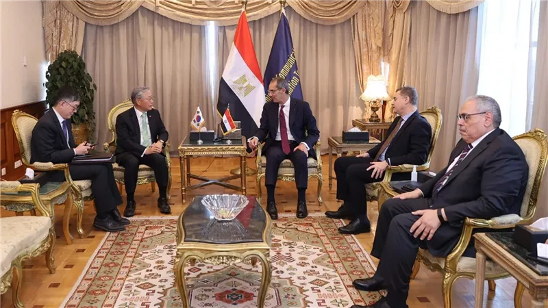 وزير الاتصالات يبحث مع سفير جمهورية كوريا الجنوبية لدى مصر التوسع فى التعاون المشترك 