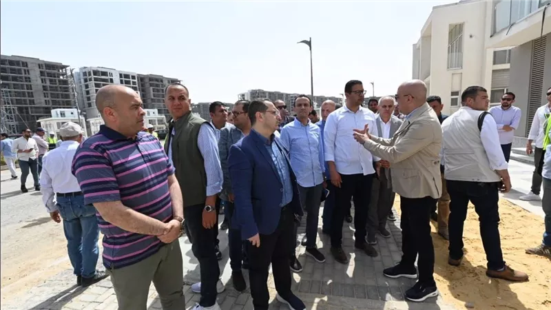 وزير الإسكان يتفقد أعمال التشطيبات بأبراج المنطقة الشاطئية