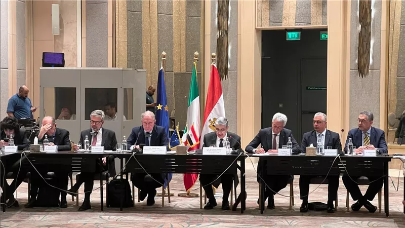 وزير الكهرباء يجتمع مع وزير الشركات وصنع في إيطاليا لبحث سبل دعم وتعزيز التعاون الثنائى المستقبلى 