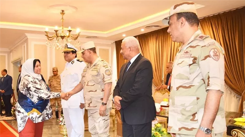 محافظ السويس يكرم أسر الشهداء ومصابي العمليات الحربية
