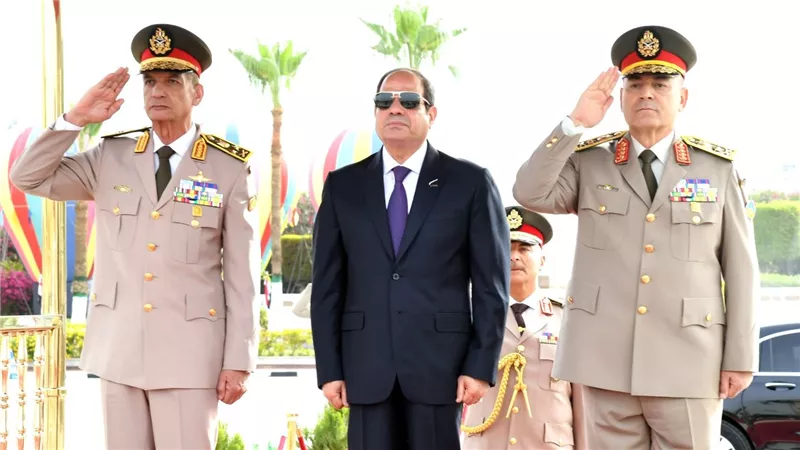الرئيس السيسى يضع إكليل من الزهور على النصب التذكاري للجندي المجهول بمدينة نصر