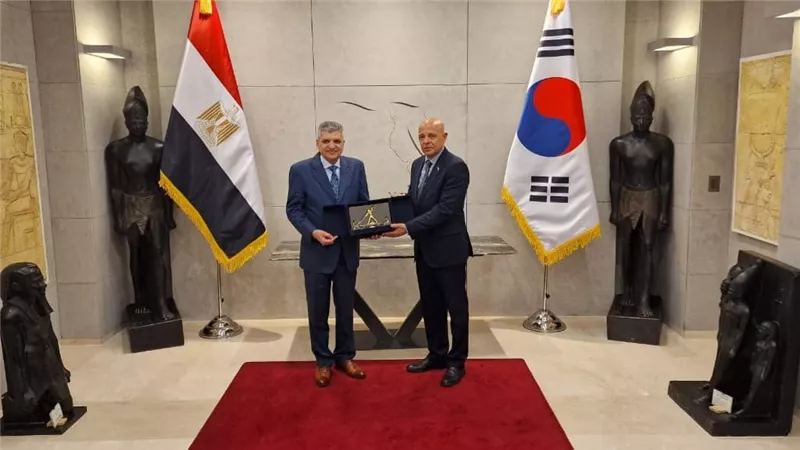 الفريق أسامة ربيع يبحث مع السفير المصري بكوريا الجنوبية سبل تعزيز التعاون في الصناعات البحرية والخدمات اللوجيستية 