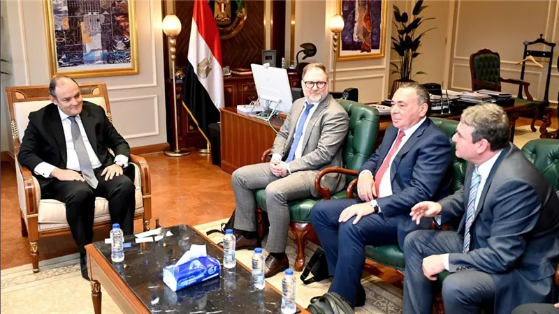 وزير التجارة والصناعة يبحث مع ممثلي شركتين نمساوية وتشيكية خطط انشاء مشروع مشترك لإنتاج سيانيد الصوديوم في مصر