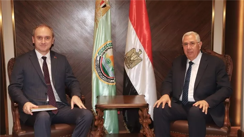 وزير الزراعة يتابع مع سفير بيلاروسيا بالقاهرة ملفات التعاون الزراعي المشترك بين البلدين 