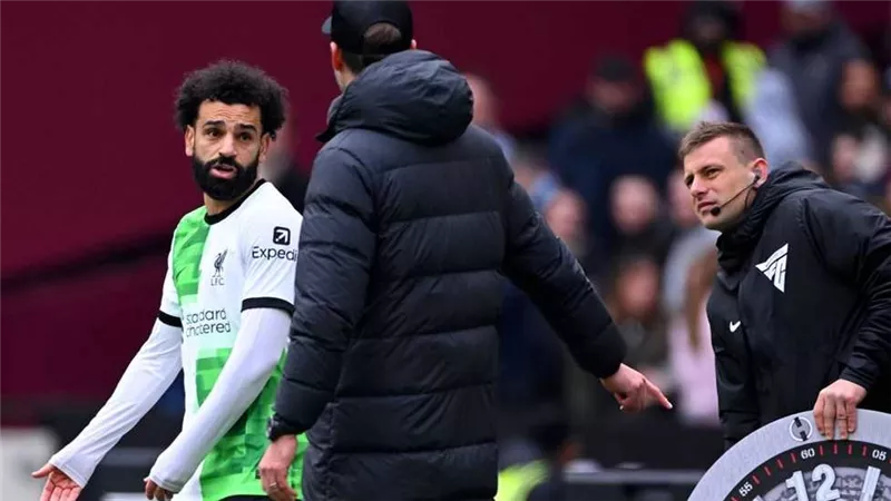 تراشق لفظي.. اللقطة الكاملة لمشادة محمد صلاح وكلوب في مباراة وست هام وليفربول