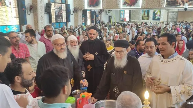حشود من المصلين تتوافد على كنائس السويس للإحتفال بأحد الشعانين