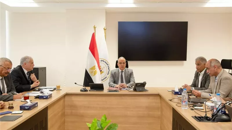  وزير الموارد المائية يعقد إجتماعاً لمتابعة مشروع تعزيز التكيف مع التغيرات المناخية بالساحل الشمالي ودلتا نهر النيل