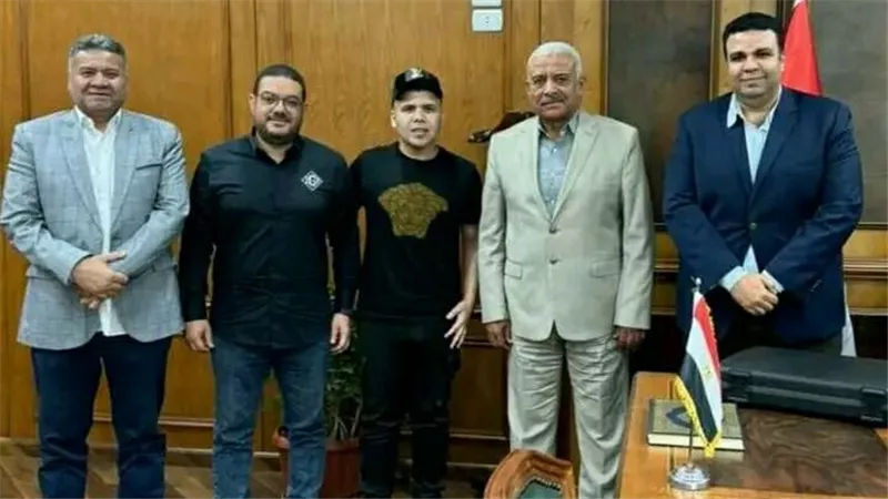صقر يستقبل رئيس نادي منتخب السويس والفنان عمر كمال