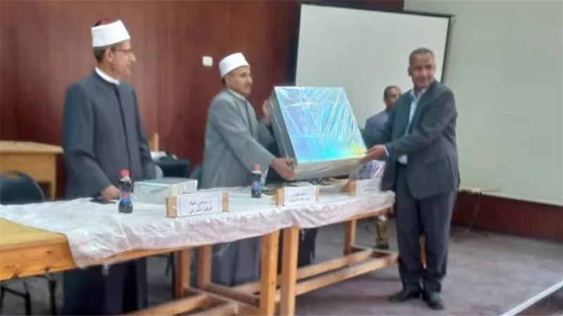 المنطقة الأزهرية بالسويس تكرم مدير أمن المنطقة لبلوغه سن التقاعد