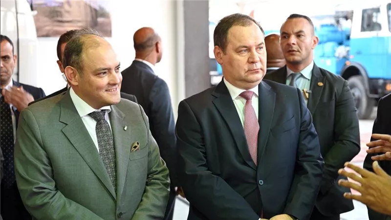 وزير التجارة يرافق رئيس الوزراء البيلاروسي خلال تفقد الشركة الدولية للصناعات والمشروعات