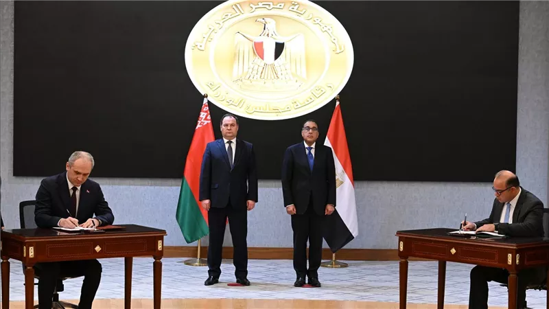 رئيسا وزراء مصر وبيلاروسيا يشهدان مراسم توقيع مذكرة تفاهم  لتعزيز مشاركة المستثمرين