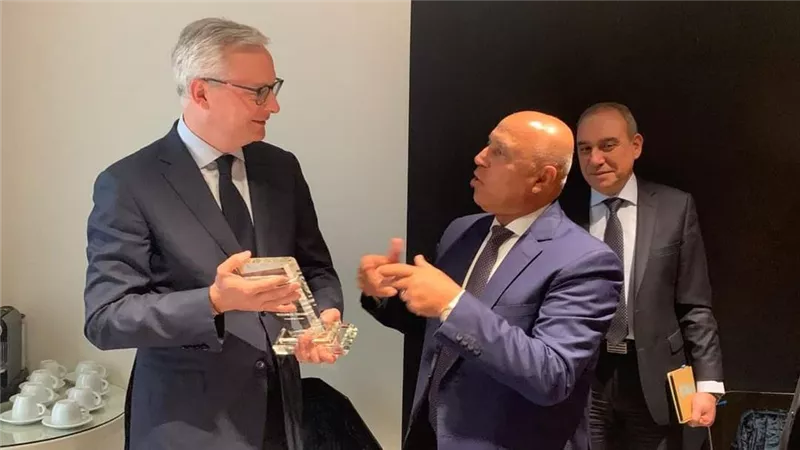 الوزير يبحث مع وزير الاقتصاد والمالية الفرنسي التعاون في توطين صناعة النقل بالسكك الحديدية 
