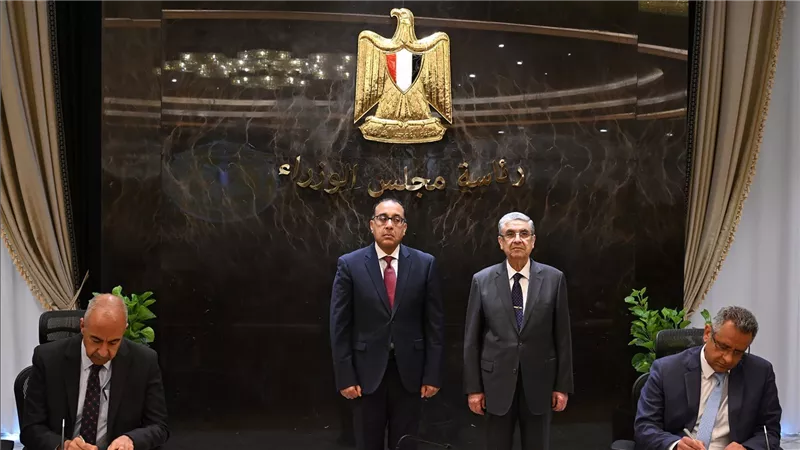 رئيس الوزراء يشهد مراسم توقيع محضري استلام الأرض لتنفيذ مشروعين لإنتاج الكهرباء من طاقة الرياح بغرب سوهاج 
