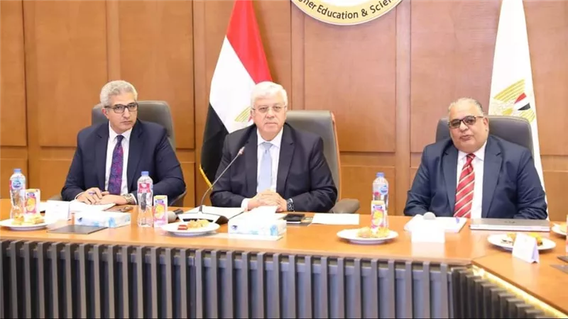 وزير التعليم العالي يرأس اجتماع المجلس الأعلى للمستشفيات الجامعية