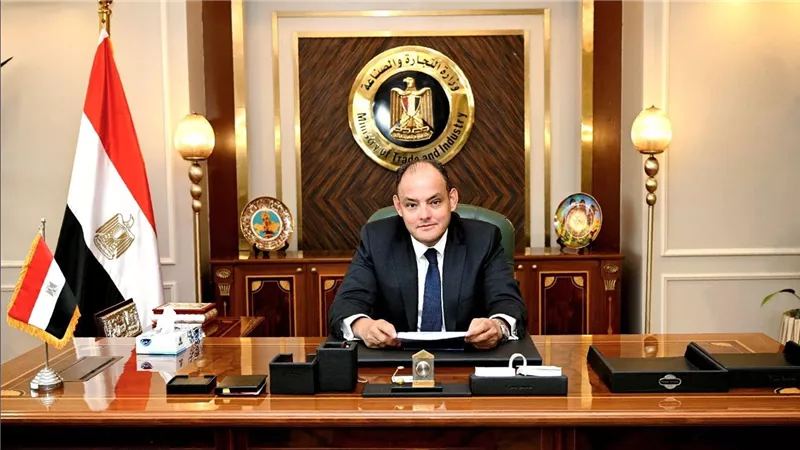 وزير التجارة والصناعة يستعرض تقريراً بشأن دور هيئة المواصفات والجودة في اصدار المواصفات القياسية الخاصة باستدامة المياه 