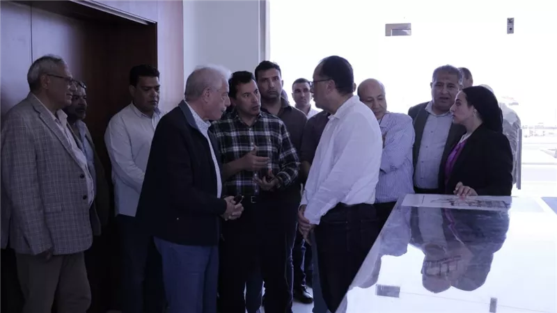 مدبولى يتفقد  القرية التراثية ومضمار الهجن ومركز الرصد الأمني الموحد