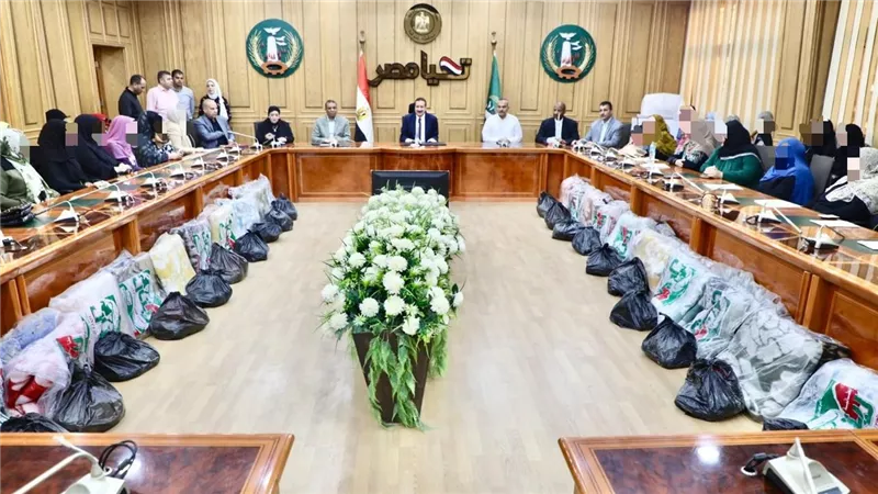 محافظ المنوفية يوزع مساعدات مالية وعينية لـ 53 حالة إنسانية من الأسر الأولى بالرعاية وذوي الهمم
