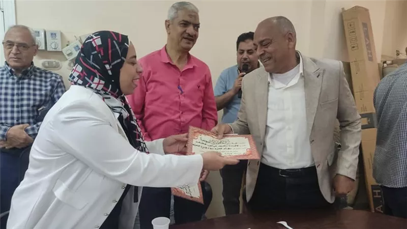 مديرية العمل بالسويس تكرم 3 من موظفيها لبلوغهم السن القانونية