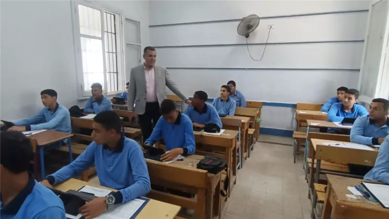 مدير تعليم السويس يتفقد إمتحانات نهاية العام بمدارس المحافظة