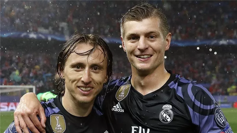 جلسة مع بيريز.. تحسم موقف كروس ومودريتش من الرحيل عن ريال مدريد
