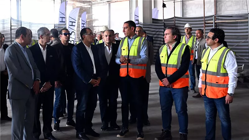 رئيس الوزراء يتفقد مشروع إنشاء مصنع 