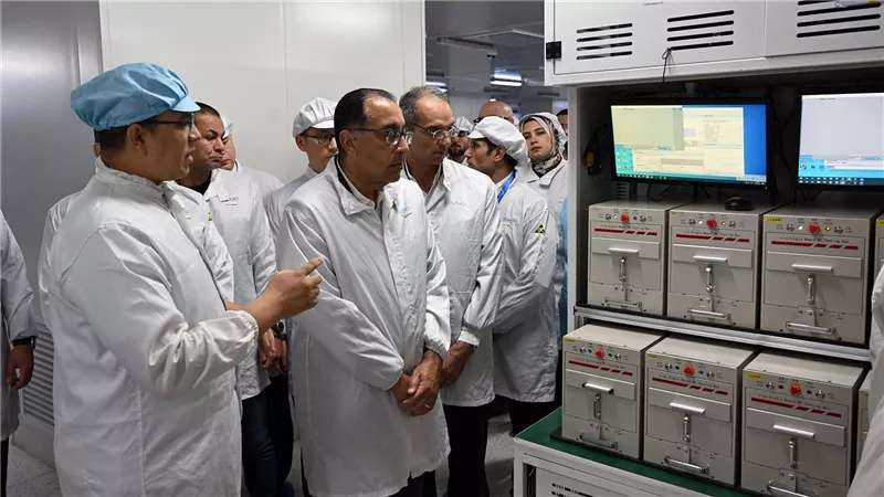 رئيس الوزراء يتفقد مصنع شركة 