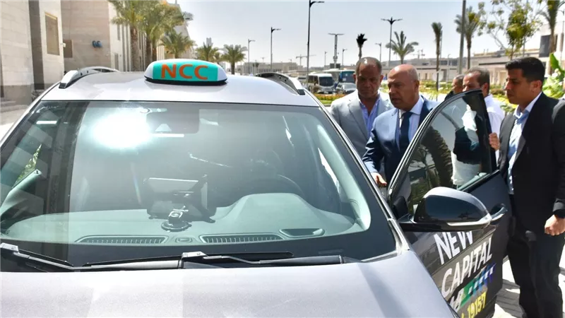 وزير النقل يتفقد السيارات الكهربائية التي سيتم تشغيلها تجريبيا لخدمة المواطنين