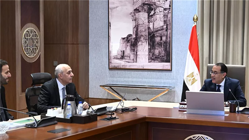 رئيس الوزراء يلتقى مسئولى إحدى الشركات المتخصصة فى الرى تحت السطحى 
