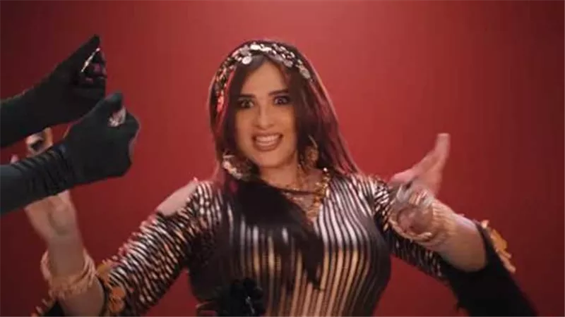 بسبب دلعله.. أحمد العوضي يتغزل في ياسمين عبد العزيز