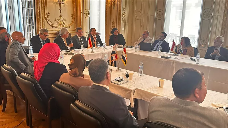 وزير التعليم العالى يجتمع بنخبة من العلماء والأساتذة المصريين بالجامعات البريطانية