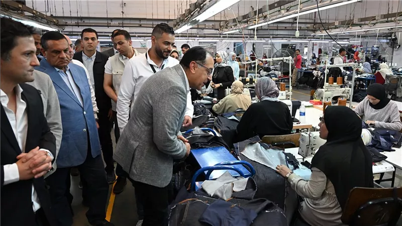 رئيس الوزراء يتفقد مصنع شركة 