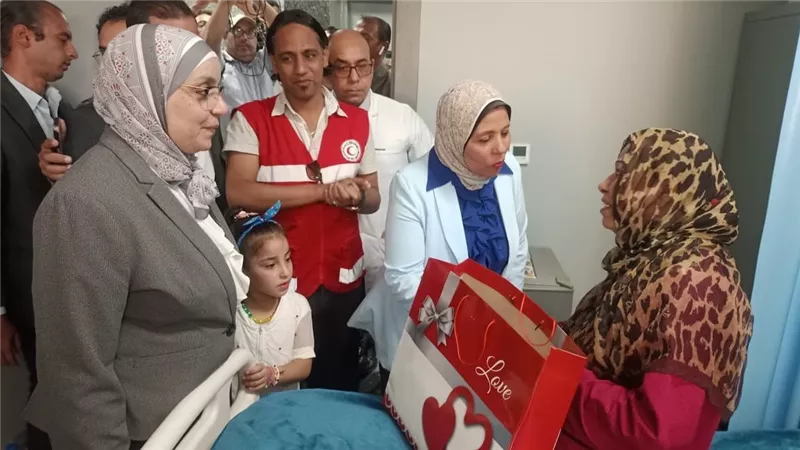 وفد من الهلال الأحمر يطمئن على مصابى غزة بمستشفى الصدر بالسويس