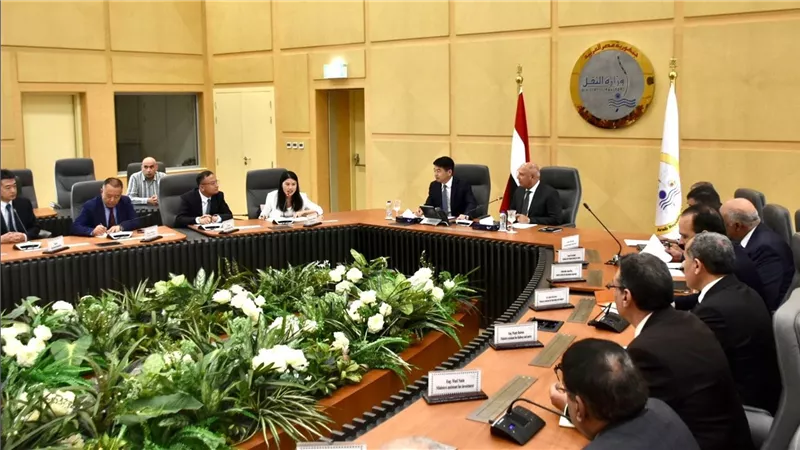 وزير النقل يبحث مع  نائب وزير النقل بجمهورية الصين الشعبية ووفد من رؤساء ومسئولي عدد من الشركات الصينية