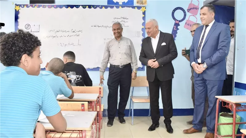 محافظ السويس يتفقد امتحانات الشهادة الاعدادية