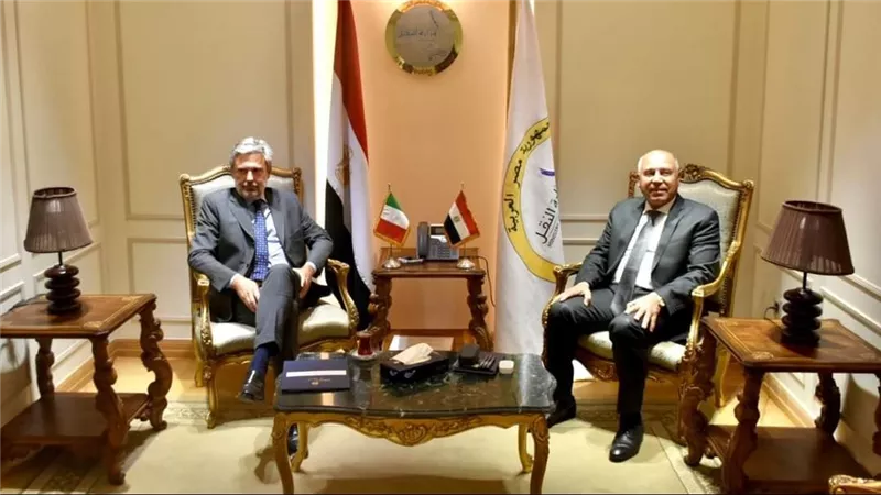وزير النقل يبحث مع السفير الإيطالي بالقاهرة آخر المستجدات الخاص بمشروع تسيير  