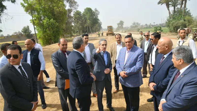 وزير التنمية المحلية ومحافظ الغربية يتفقدان مشروعات الرصف والتطوير بمركزي زفتى والسنطة 